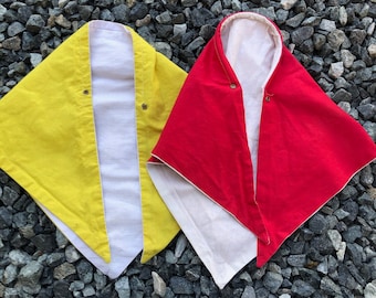 Lot de deux écharpes triangulaires rouges et jaunes vintage, foulard