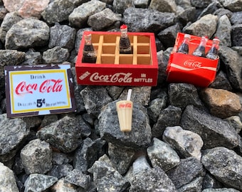 Veel vintage poppenhuis miniatuur Coca Cola-items, krat met flessen, spiegel, koffer met colaflessen