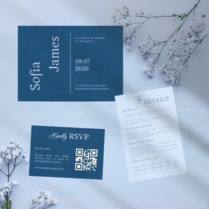 以下が含まれることがあります： Sofia James 08.07.2026と白文字で書かれたダークブルーの招待状、QRコード付きの返信カード、青文字で詳細が書かれた白いカードからなる結婚式のステーショナリーセット。小さな白い花が添えられています。