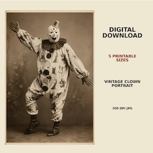 Pode incluir: Um retrato de palhaço vintage em tons de sépia mostrando uma figura com um macacão estampado, gola com babados, um chapéu pequeno e pompons escuros. Texto: DIGITAL DOWNLOAD, 5 PRINTABLE SIZES, VINTAGE CLOWN PORTRAIT, 300 DPI JPG.