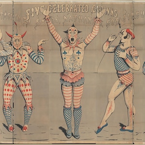 Puede incluir: Un cartel de circo vintage titulado Five Celebrated Clowns Attached to Sands, Nathan & Co's Circus. La ilustración muestra a cinco payasos con trajes rojos, blancos y azules con patrones de rayas, lunares y estrellas, posando frente a una cortina.