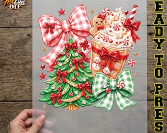 Sapin de Noël preppy prêt à presser, transfert DTF rose Coquette Coffee pain d'épice, joli motif à repasser pour les fêtes d'hiver