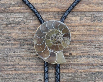 Gravata Bolo com Fóssil de Amonita - Cor do Cordão, Ponteiras e Comprimento Personalizáveis - Presente Exclusivo Feito à Mão - Embalagem para Presente - Em Promoção!