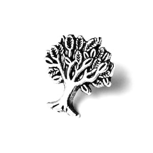 Puede incluir: Un pin de metal plateado con forma de árbol con hojas detalladas.