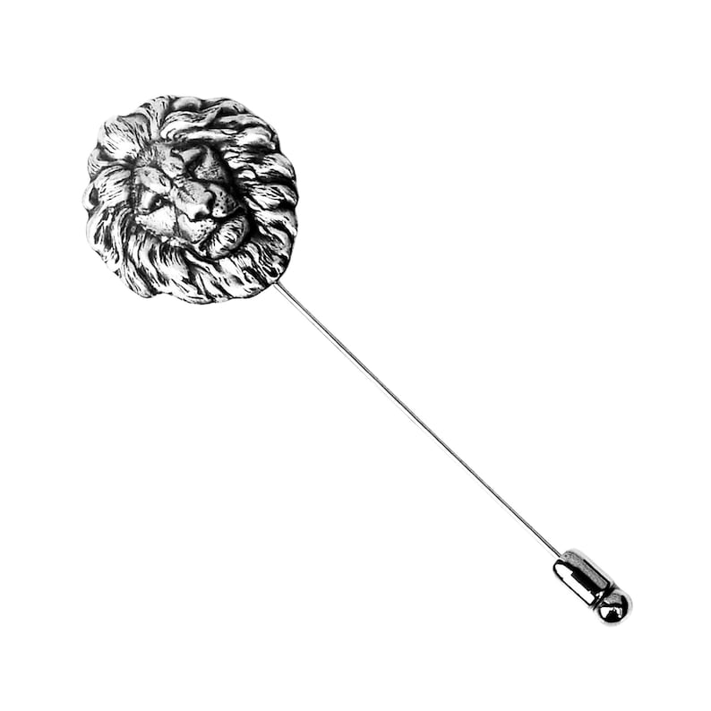 Puede incluir: Un pin de solapa de cabeza de le&oacute;n de plata con un dise&ntilde;o detallado. El pin tiene un tallo largo y delgado y una cabeza peque&ntilde;a y redonda.