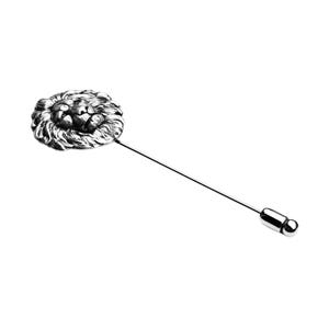 Puede incluir: Un pin de solapa de cabeza de le&oacute;n de plata con un dise&ntilde;o detallado. El pin tiene un tallo largo y delgado y una cabeza redonda.