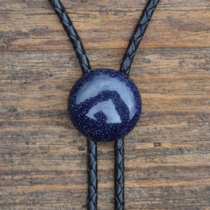 Corbata de bolo con diseño de galaxia, noche estrellada y vía láctea: color, puntas y largo de cordón personalizables: regalo único hecho a mano. ¡En oferta!