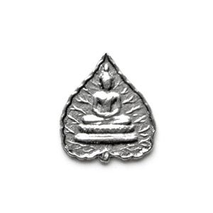 Könnte beinhalten: Ein silberner Anhänger in Form eines Blattes mit einer sitzenden Buddha-Figur in der Mitte.