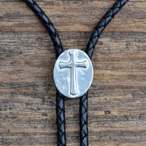 Corbata de bolo con cruz cristiana: color de cordón, puntas y largo personalizables: regalo único hecho a mano: ¡en oferta!