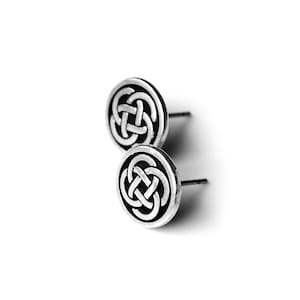 Könnte beinhalten: Ein Paar silberne Ohrstecker mit einem keltischen Knotendesign.