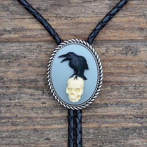 Corbata de bolo con diseño de cuervo sobre una calavera: color de cordón, puntas y largo personalizables: regalo único hecho a mano. ¡En oferta!