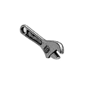 Könnte beinhalten: Ein silberfarbener Metall-Schlüsselanhänger in Form eines Schraubenschlüssels mit einer Öse oben zum Anbringen an einer Halskette oder einem Armband.