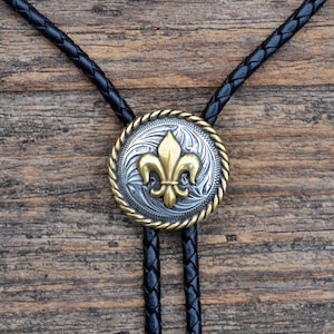 Cravatta Bolo Fleur de Lis con bordo in corda - Colore, punte e lunghezza del cordino personalizzabili