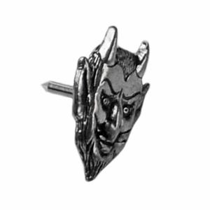 Może przedstawiać: Srebrna metalowa szpilka z detalicznym wzorem głowy diabła. Szpilka ma ostry punkt z tyłu do mocowania do tkaniny.