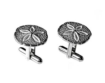 Peut inclure: Une paire de boutons de manchette argentés avec un motif d'oursin. Les boutons de manchette ont une surface texturée et détaillée et une finition polie. Le motif d'oursin est centré sur la face du bouton.
