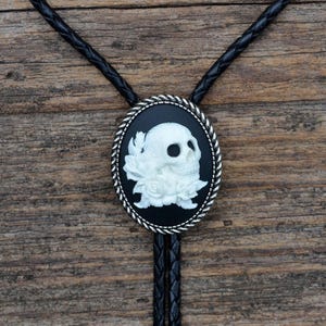 Bolo Tie Skull and Roses - aanpasbare kleur, punten en lengte koord
