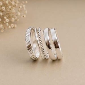 Ringset i 925 sterlingsilver – 4 stapelbara armband (vridna, texturerade, släta)