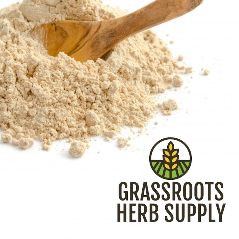Pode incluir: Um close-up de um monte de p&oacute; castanho claro com uma colher de madeira em cima. O p&oacute; &eacute; rotulado como "Grassroots Herb Supply" e apresenta um logotipo de uma espiga de trigo em um campo verde.