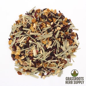 Puede incluir: Primer plano de una mezcla de hierbas y frutas secas, incluyendo hibisco, hierba de lim&oacute;n, c&aacute;scara de naranja y bayas. La mezcla es de un color rojo, naranja y verde vibrante.