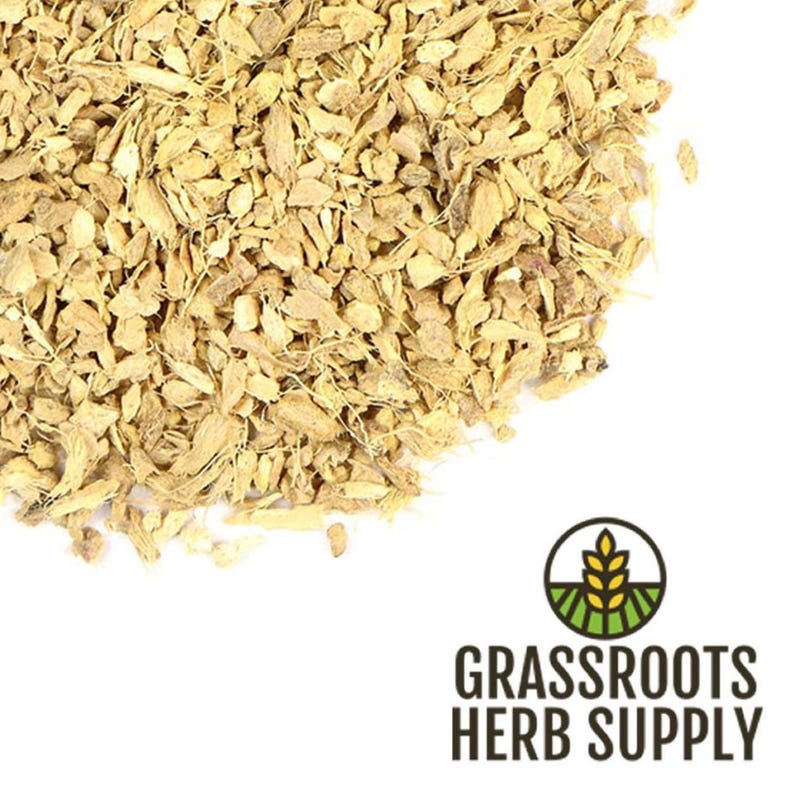 Puede incluir: Piezas de ra&iacute;z de jengibre seca, de color marr&oacute;n claro, en un mont&oacute;n sobre un fondo blanco. La imagen est&aacute; etiquetada como "Grassroots Herb Supply".