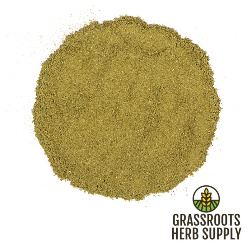 K&ouml;nnte beinhalten: Ein Haufen fein gemahlenes, olivgr&uuml;nes Kr&auml;uterpulver auf wei&szlig;em Hintergrund. Das Pulver hat eine leicht grobe Textur. Das Logo von Grassroots Herb Supply befindet sich in der unteren rechten Ecke.