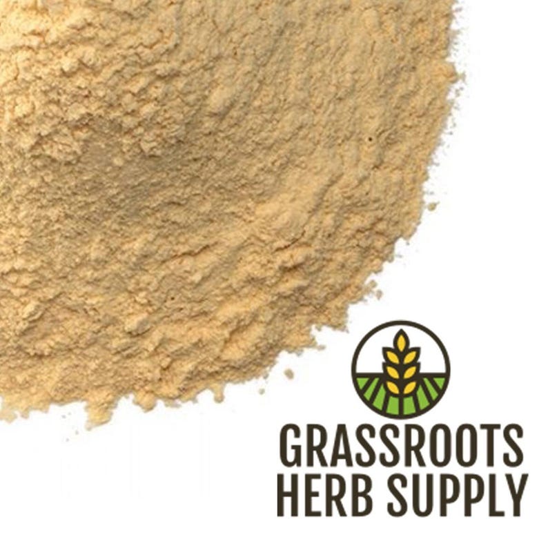 Puede incluir: Primer plano de un mont&oacute;n de polvo amarillo claro. El polvo est&aacute; finamente molido y tiene una textura suave. El polvo est&aacute; etiquetado como "GRASSROOTS HERB SUPPLY".