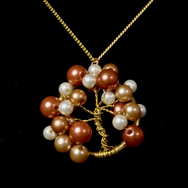 Petit collier de perles et d'arbre de terre