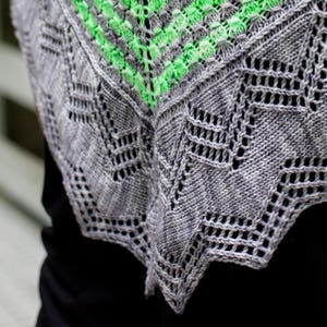 PATRÓN de tejido Allí ella teje de día y de noche // Chal de punto // Bufanda de punto // Hilo de peso para dedos