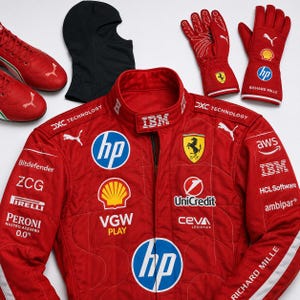 Op de afbeelding: Een rood racepak met diverse sponsorlogo's waaronder HP, IBM, Shell en Ferrari, vergezeld door een paar rode racehandschoenen met witte details, een zwarte bivakmuts en een paar rode raceschoenen met witte Puma-branding.