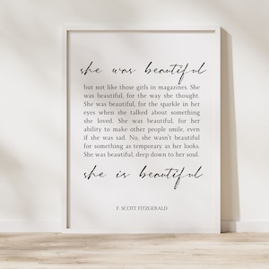 Peut inclure: Une citation imprimable en noir et blanc de F. Scott Fitzgerald qui dit : "Elle était belle, mais pas comme ces filles dans les magazines. Elle était belle, pour la façon dont elle pensait. Elle était belle, pour l'étincelle dans ses yeux quand elle parlait de quelque chose qu'elle aimait. Elle était belle, pour sa capacité à faire sourire les autres, même si elle était triste. Non, elle n'était pas belle pour quelque chose d'aussi temporaire que son apparence. Elle était belle, au fond de son âme. Elle est belle."