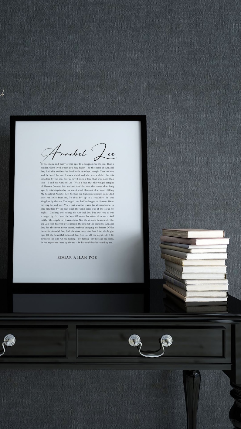 Pu&ograve; includere: Una stampa incorniciata in bianco e nero di una poesia intitolata "Annabel Lee" di Edgar Allan Poe. La poesia racconta una storia d'amore ambientata in un regno sul mare.
