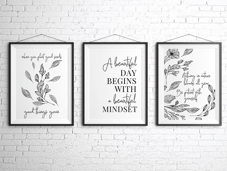 Puede incluir: Tres impresiones enmarcadas en blanco y negro con citas inspiradoras e ilustraciones florales. La primera impresi&oacute;n dice "when you plant good seeds good things grow". La segunda impresi&oacute;n dice "A beautiful day begins with a beautiful mindset". La tercera impresi&oacute;n dice "Nothing in nature blooms all year. Be patient with yourself".