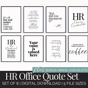 Peut inclure: Un ensemble de huit citations imprimables en noir et blanc pour un bureau des RH. Les citations incluent : "C'est tout le plaisir et les jeux jusqu'à ce que quelqu'un appelle les RH", "La capacité est ce que vous êtes capable de faire, la motivation détermine ce que vous faites, l'attitude détermine à quel point vous le faites bien", "Mais, avez-vous documenté cela ? -RH", "RH Coordinateur du chaos", "RH Le thérapeute officieux, organisateur d'événements, pacificateur, détective, avocat et enseignant", "Votre voix est précieuse ici", "Écoutez avec curiosité, parlez avec honnêteté, menez avec intégrité", "La première règle des ressources humaines est le café".