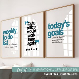 Op de afbeelding: Set van drie ingelijste posters met inspirerende citaten voor op kantoor. De posters hebben een witte achtergrond en tekst in teal en zwart. De posters luiden: "weekly to do list", "Cute office, would work here again" en "today's goals".