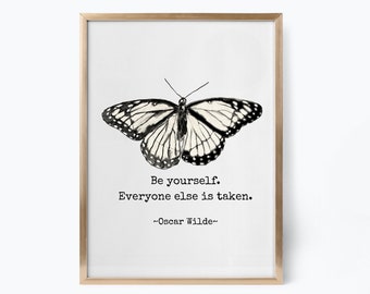 Könnte beinhalten: Eine Schwarzweißillustration eines Schmetterlings mit dem Zitat "Sei du selbst. Alle anderen sind vergeben. -Oscar Wilde-" darunter.