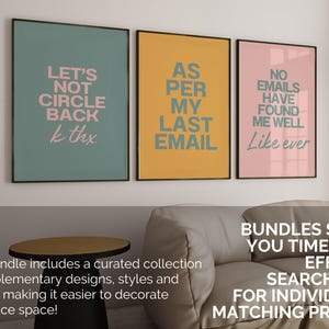 Pode incluir: Tr&ecirc;s impress&otilde;es de arte emolduradas com texto humor&iacute;stico. As impress&otilde;es t&ecirc;m um fundo verde-azulado, amarelo e rosa com molduras pretas. O texto inclui frases como "N&atilde;o vamos voltar", "Conforme meu &uacute;ltimo e-mail" e "Nenhum e-mail me encontrou bem."