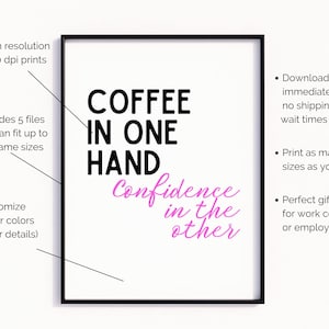 Może przedstawiać: Drukowana grafika ścienna z tekstem "Coffee in one hand, confidence in the other" w czarnym i r&oacute;żowym kolorze. Tekst jest umieszczony w czarnej ramie.