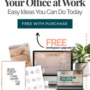 Może przedstawiać: Obraz promujący pomysły na wystr&oacute;j biura. Tekst brzmi "How To Decorate Your Office at Work" i "Easy Ideas You Can Do Today". Zawiera oprawiony wydruk, dziennik, laptopa, monitor stacjonarny i roślinę. Widoczny jest r&oacute;wnież tekst "FREE WITH PURCHASE".