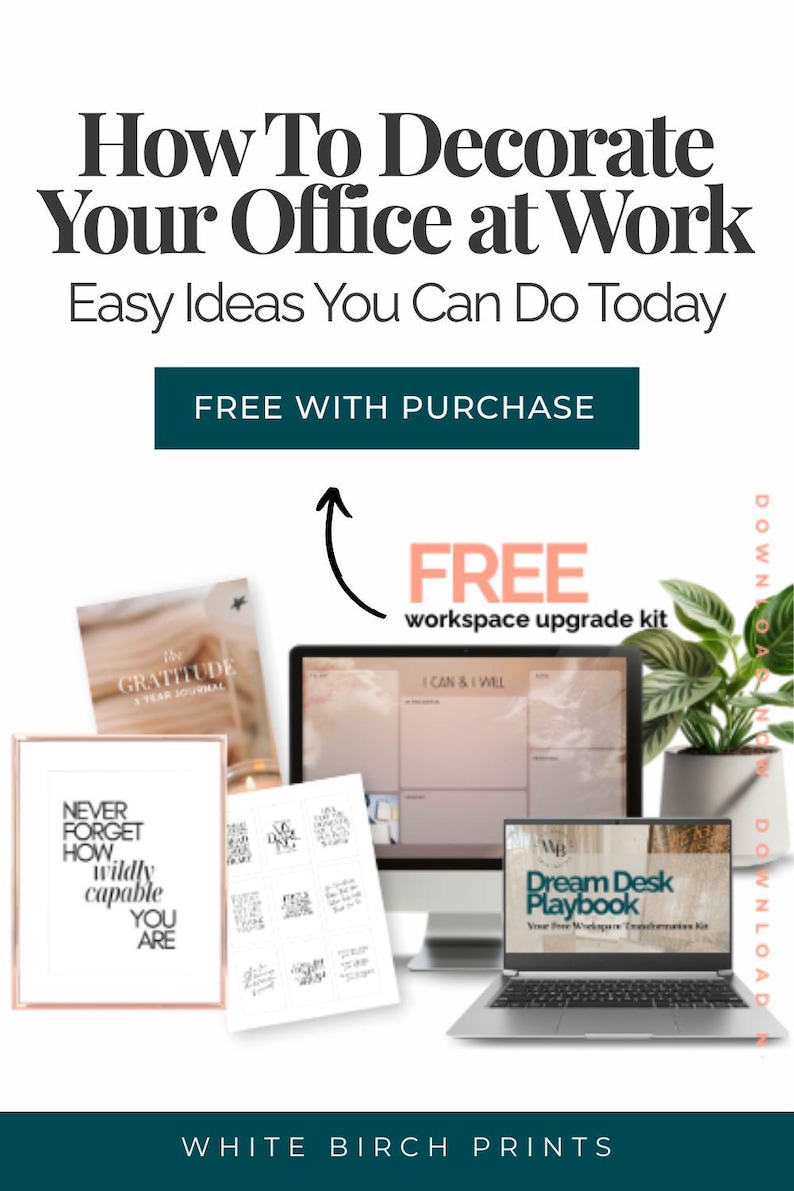 Może przedstawiać: Obraz promujący pomysły na wystr&oacute;j biura. Tekst brzmi "How To Decorate Your Office at Work" i "Easy Ideas You Can Do Today". Zawiera oprawiony wydruk, dziennik, laptopa, monitor stacjonarny i roślinę. Widoczny jest r&oacute;wnież tekst "FREE WITH PURCHASE".