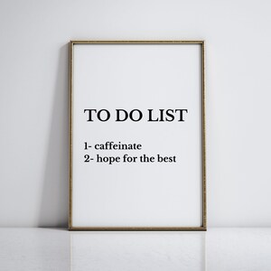 Pode incluir: Uma impress&atilde;o emoldurada com fundo branco e texto preto que diz "TO DO LIST" seguido de dois marcadores: "1- caffeinate" e "2- hope for the best".