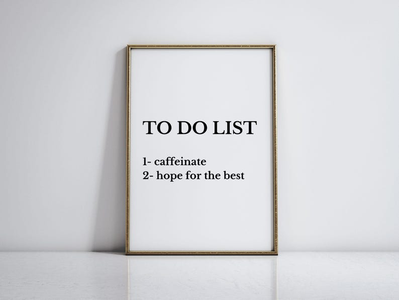 Pode incluir: Uma impress&atilde;o emoldurada com fundo branco e texto preto que diz "TO DO LIST" seguido de dois marcadores: "1- caffeinate" e "2- hope for the best".