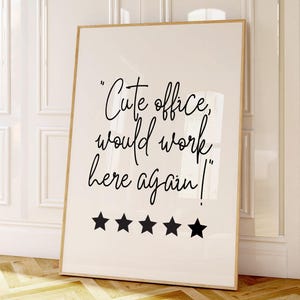 Może przedstawiać: Wydruk w ramie z białym tłem i czarnym tekstem, który brzmi "Cute office, would work here again!" z pięcioma czarnymi gwiazdkami pod tekstem.