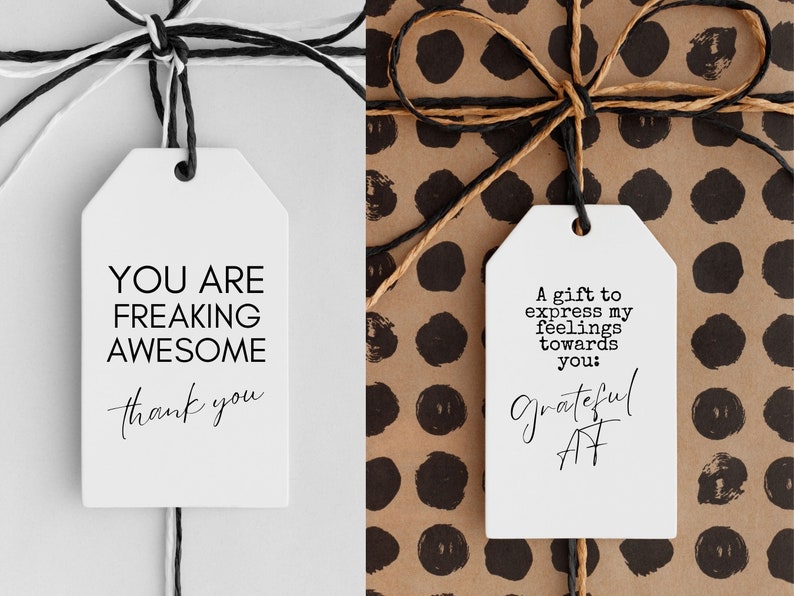 Pu&ograve; includere: Due etichette regalo bianche con testo nero. La prima etichetta dice "YOU ARE FREAKING AWESOME thank you". La seconda etichetta dice "A gift to express my feelings towards you: Grateful AF".