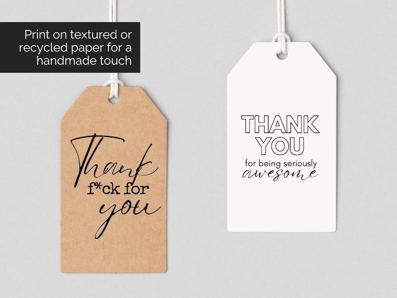 Pu&ograve; includere: Due etichette regalo con design diversi. La prima etichetta &egrave; marrone e dice "Thank f*ck for you" in scrittura nera. La seconda etichetta &egrave; bianca e dice "THANK YOU for being seriously awesome" in testo nero.