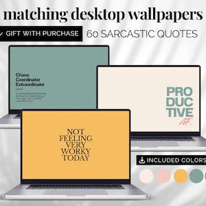 Pode incluir: Tr&ecirc;s laptops exibindo pap&eacute;is de parede com cita&ccedil;&otilde;es sarc&aacute;sticas. Uma tela diz "Chaos Coordinator Extraordinaire", outra "Productive AF" e a terceira "Not Feeling Very Worky Today". Inclui um presente gr&aacute;tis com a compra.