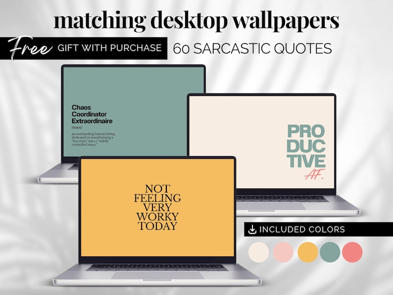 Pode incluir: Tr&ecirc;s laptops exibindo pap&eacute;is de parede com cita&ccedil;&otilde;es sarc&aacute;sticas. Uma tela diz "Chaos Coordinator Extraordinaire", outra "Productive AF" e a terceira "Not Feeling Very Worky Today". Inclui um presente gr&aacute;tis com a compra.