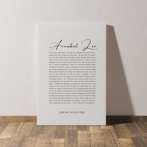 Pu&ograve; includere: Una stampa d'arte da parete stampabile in bianco e nero con la poesia "Annabel Lee" di Edgar Allan Poe. La poesia &egrave; stampata in un carattere semplice ed elegante su uno sfondo bianco.