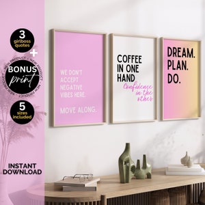 Może przedstawiać: Trzy oprawione wydruki z motywacyjnymi cytatami w czarnym tekście na r&oacute;żowym i białym tle. Cytaty to "We don't accept negative vibes here. Move along." "Coffee in one hand, confidence in the other." oraz "Dream. Plan. Do."