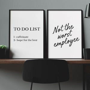 Pode incluir: Duas impress&otilde;es emolduradas pretas com fundos brancos e texto preto. A impress&atilde;o da esquerda diz "To Do List" e lista dois itens: "1-caffeinate" e "2-hope for the best". A impress&atilde;o da direita diz "Not the worst employee".