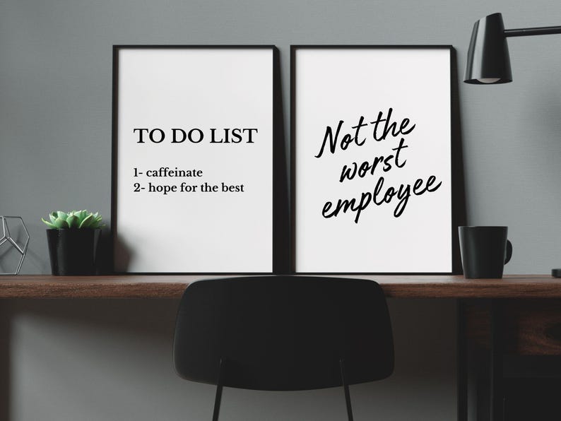 Pode incluir: Duas impress&otilde;es emolduradas pretas com fundos brancos e texto preto. A impress&atilde;o da esquerda diz "To Do List" e lista dois itens: "1-caffeinate" e "2-hope for the best". A impress&atilde;o da direita diz "Not the worst employee".